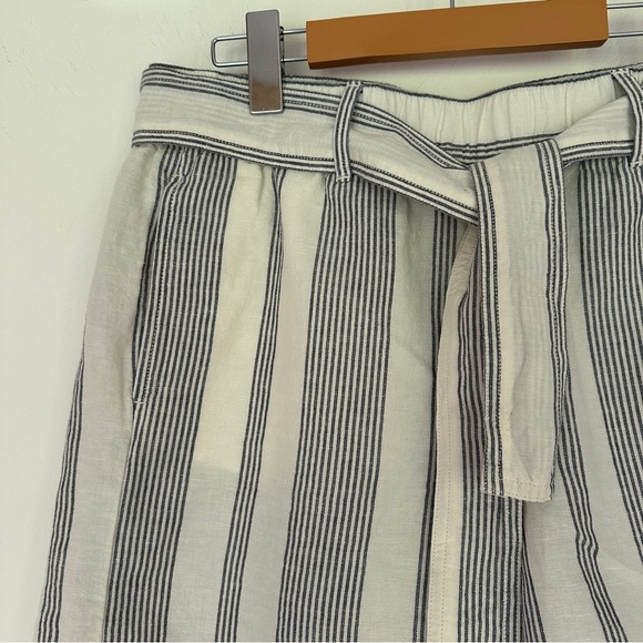 Eddie Bauer | Blue & White Striped Linen Blend Shorts with Belt - Picture 4 of 10